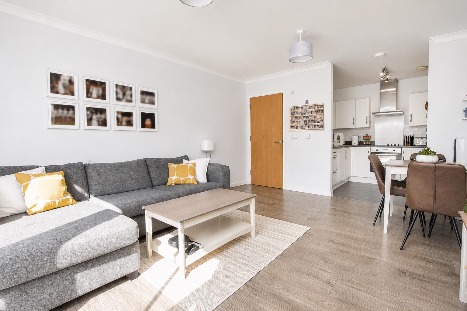 2 bed property in Ferndale Crescent, Carshalton
